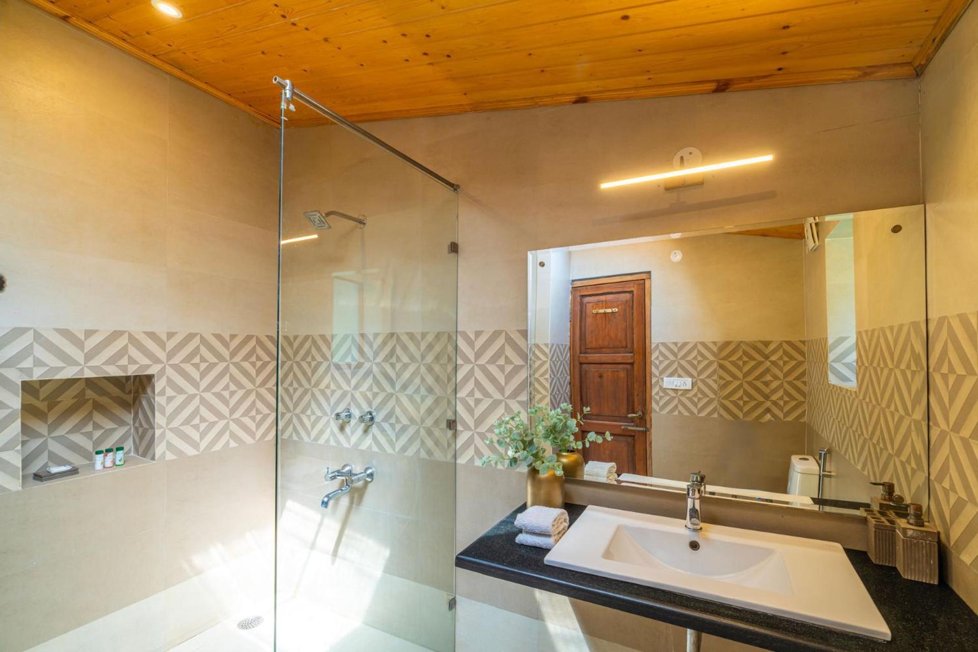 Stayvista At Paris Villa With Pvt Pool & Valley View Kasauli Zewnętrze zdjęcie